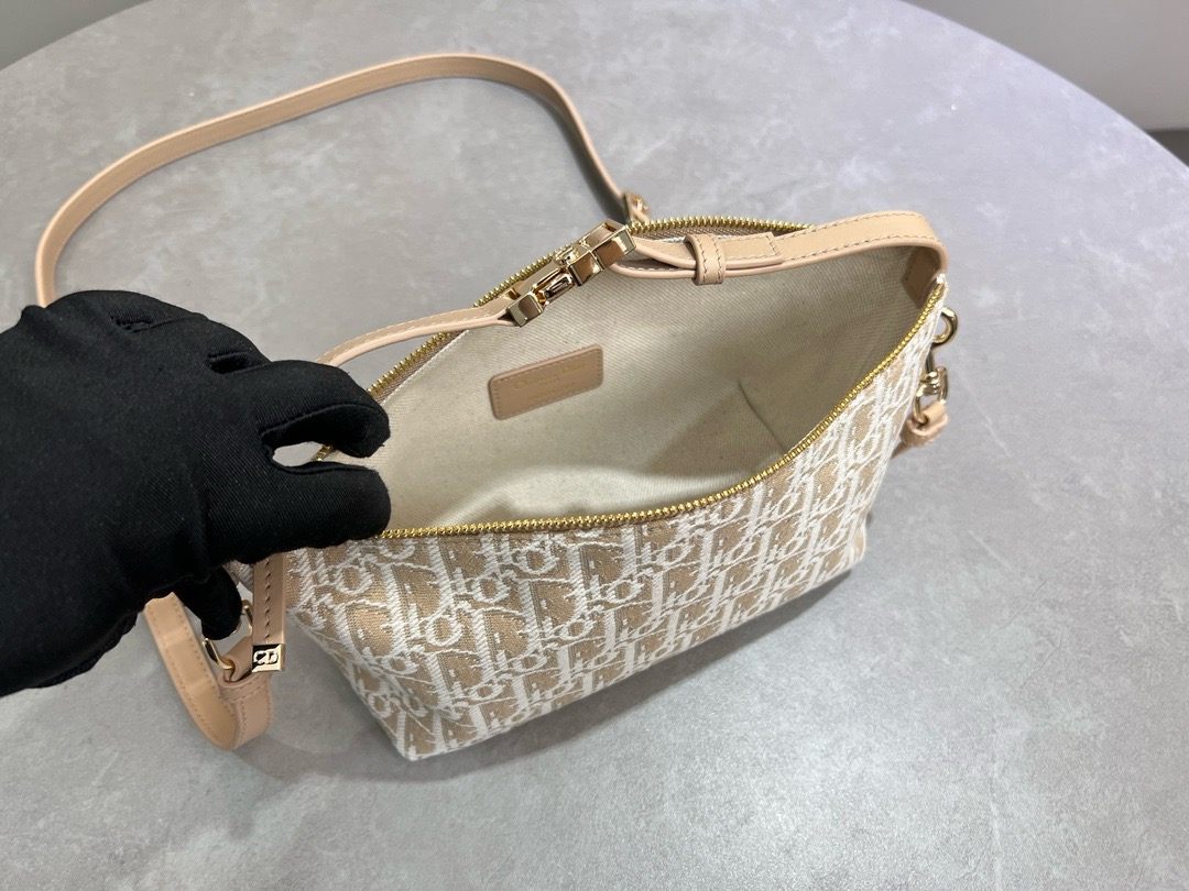MEDIUM DIORTRAVEL NOMAD POUCH Oblique Jacquard S5554O Natural