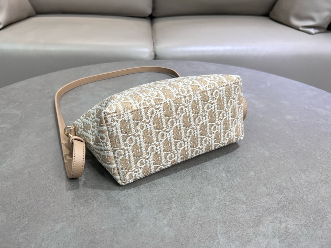 MEDIUM DIORTRAVEL NOMAD POUCH Oblique Jacquard S5554O Natural