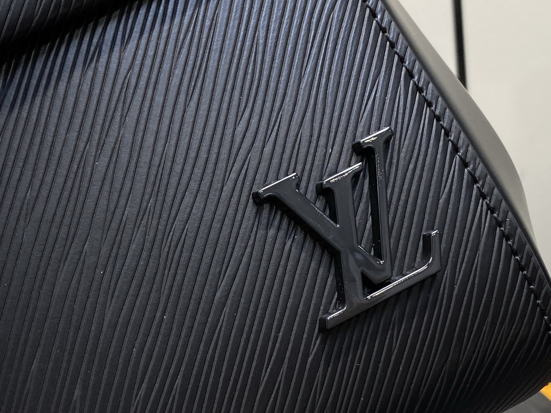 Louis Vuitton Cluny MM EPI Leather M58931 Black