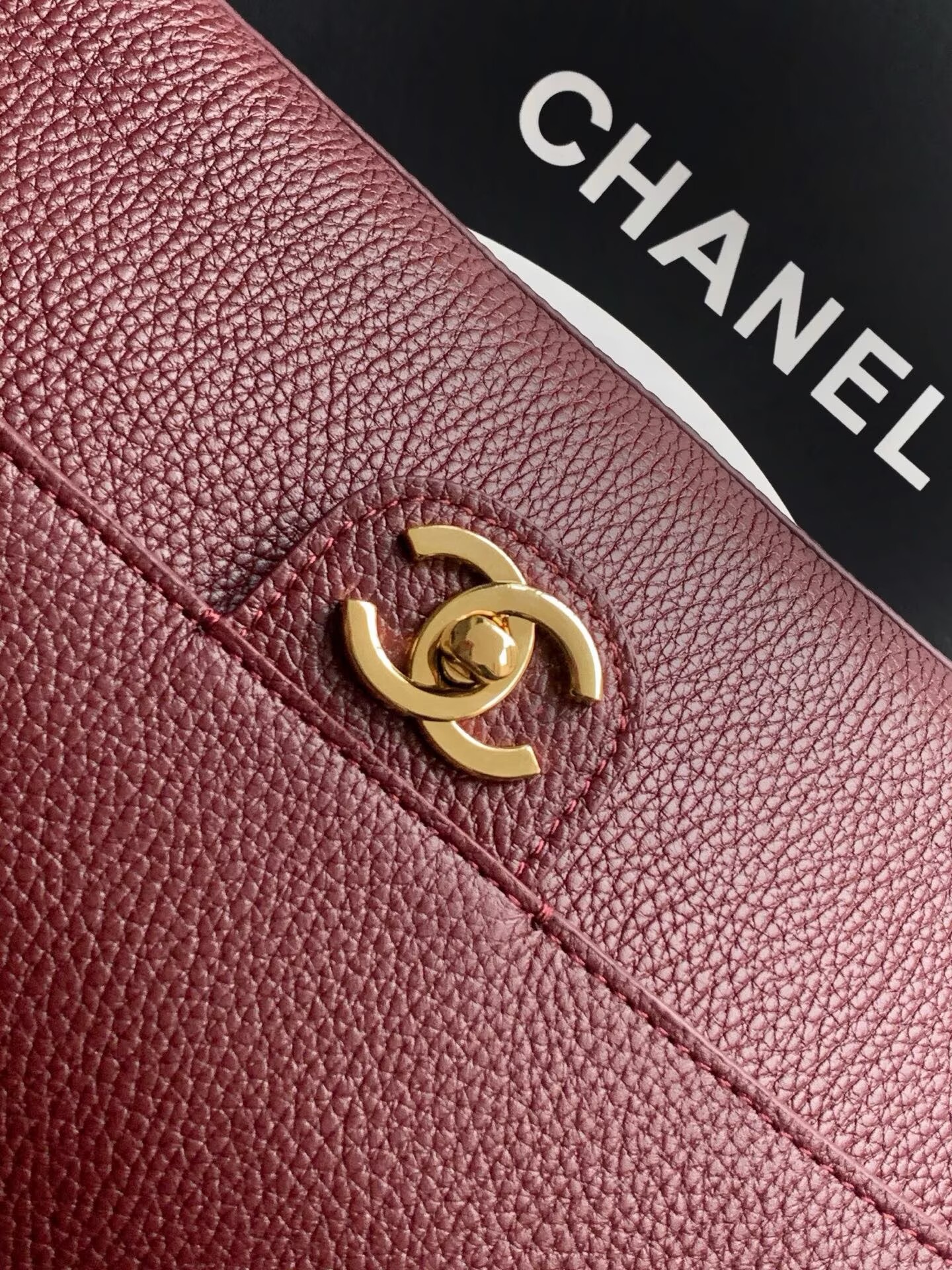 Chanel SPRING SUMMER 2026 MAXI FLAP BAG Grained Calfskin & Gold-Tone Metal AS6231 Burgundy