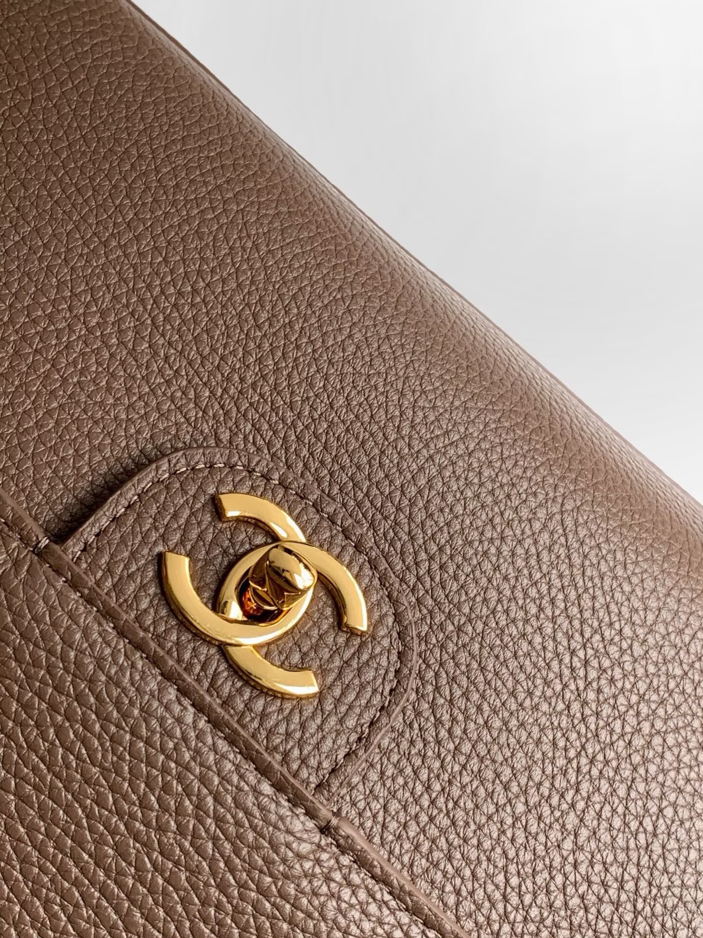 Chanel SPRING SUMMER 2026 MAXI FLAP BAG Grained Calfskin & Gold-Tone Metal AS6233 Brown